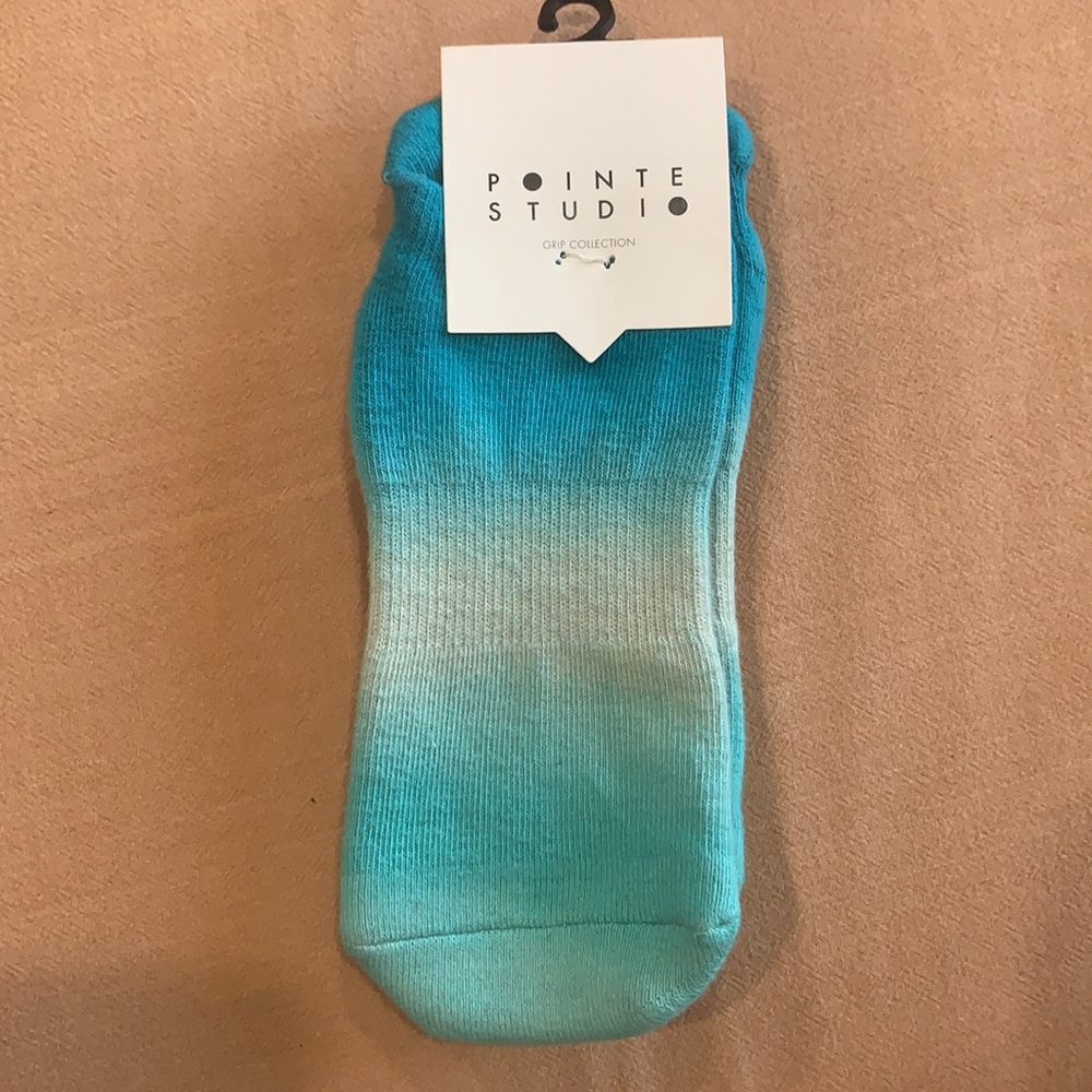 Pointe Studio Grip Socks NWT M/L